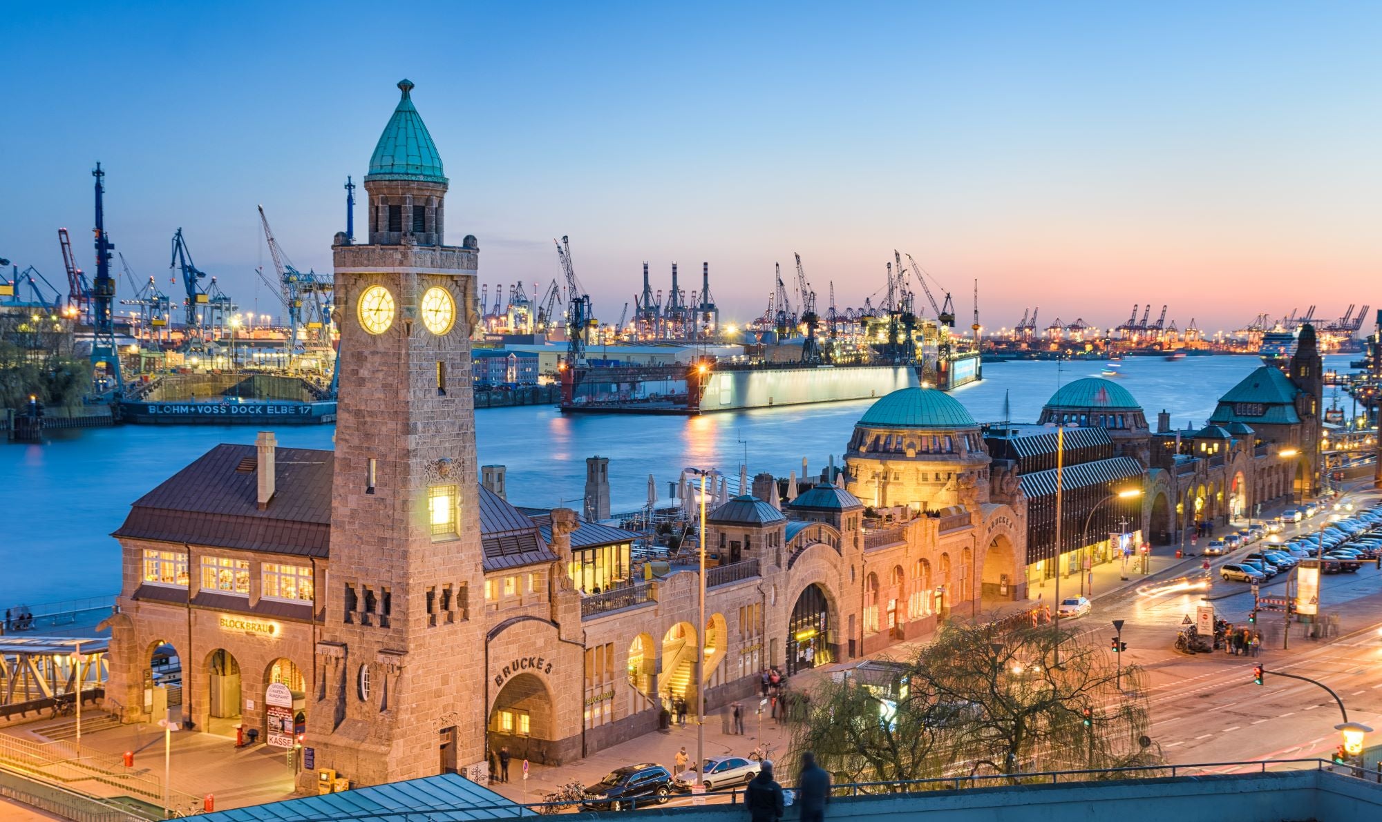 Fototapete Hafen und Kirche am Abend