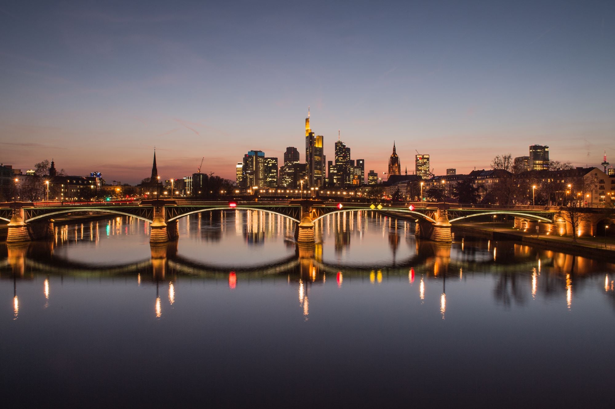 Fototapete Fluss Brücke im Dunkeln