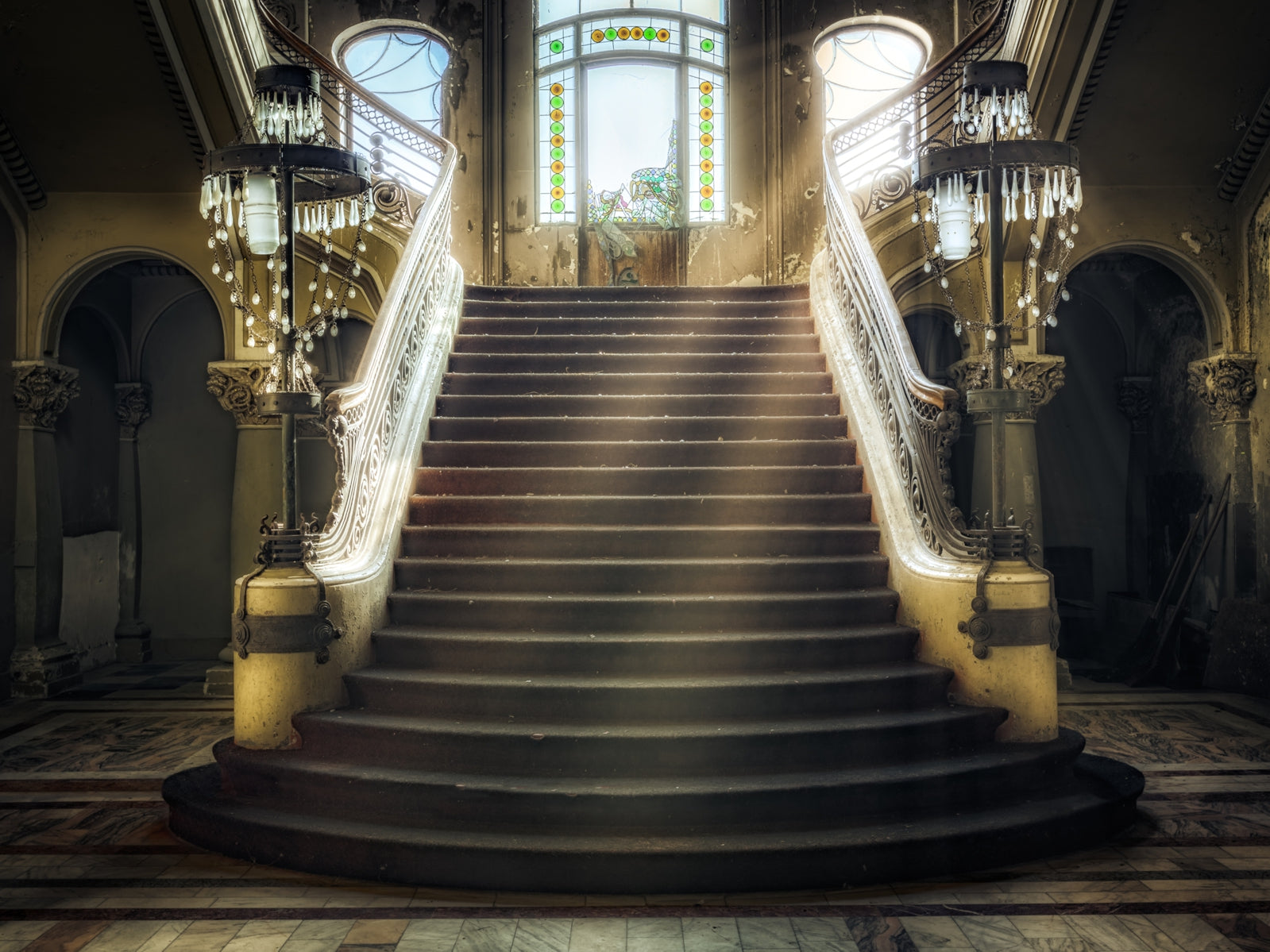 tap0441-1000-x-750-vlies-tapete-3d-effekt-treppe-lost-place-empore