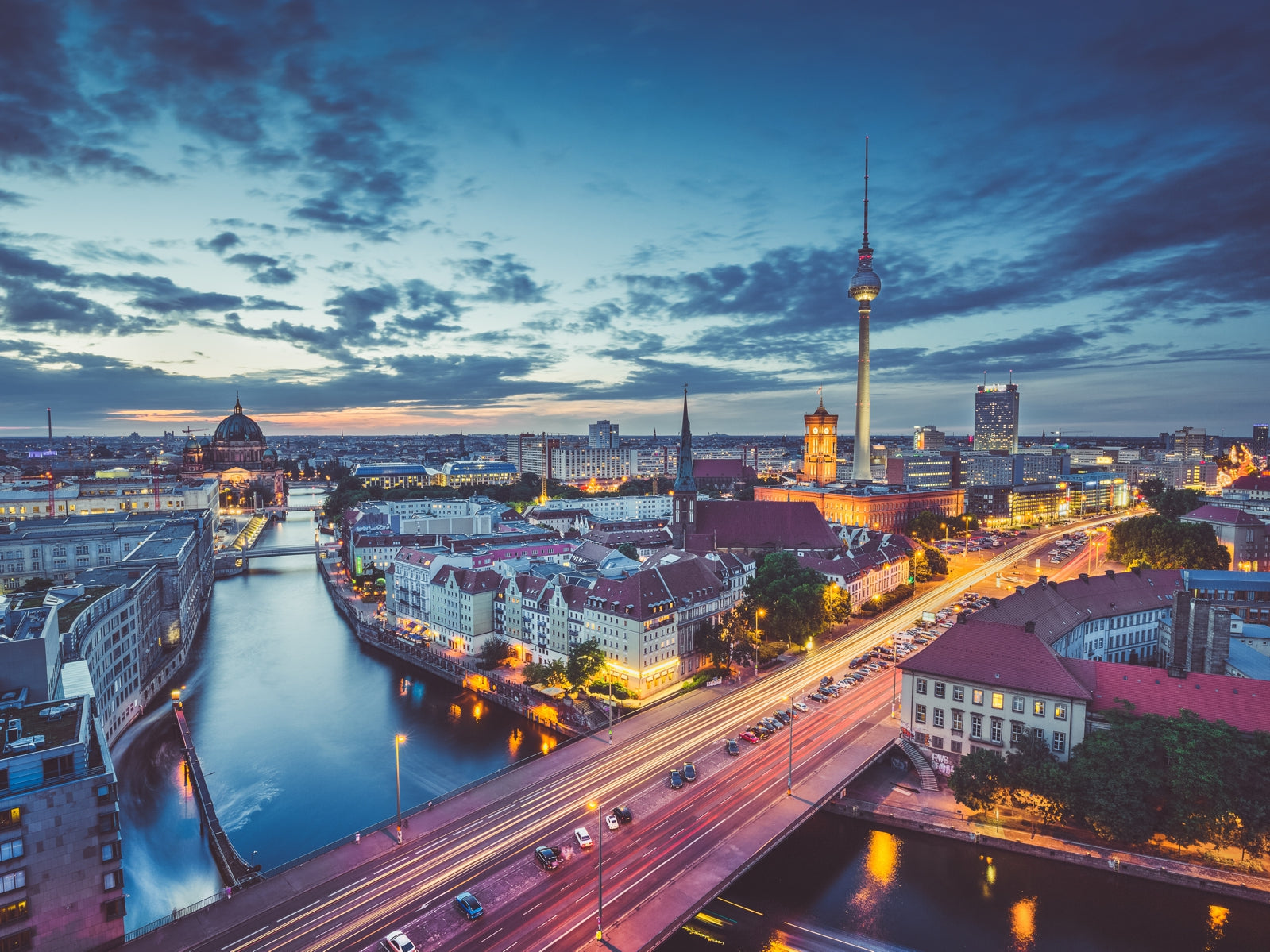 tap0501-1000x750-vlies-tapete-fototapete-berlin-spree-fernsehturm-nacht