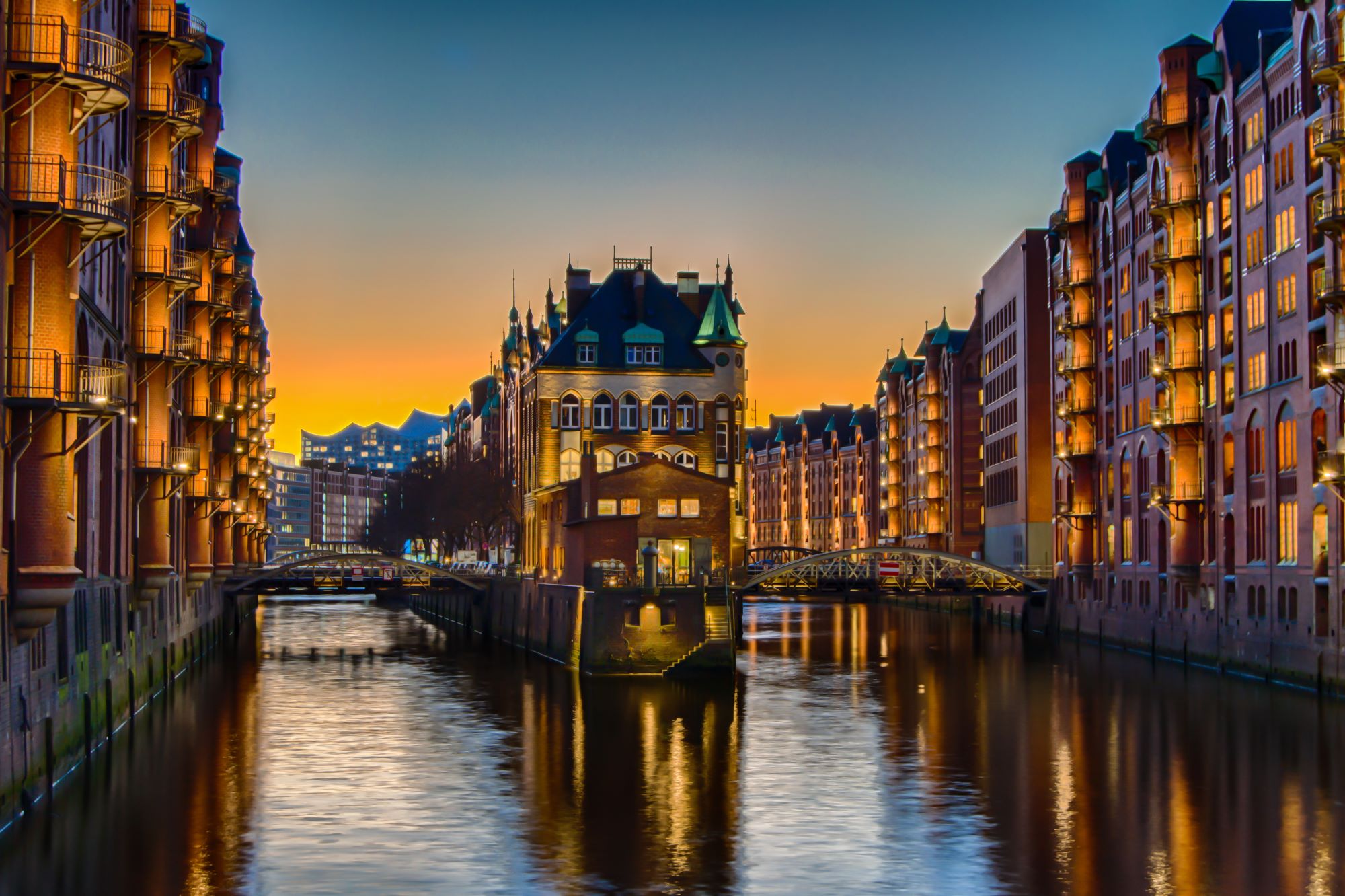 SKU 00267 k Fototapete Speicherstadt Hamburg am Abend