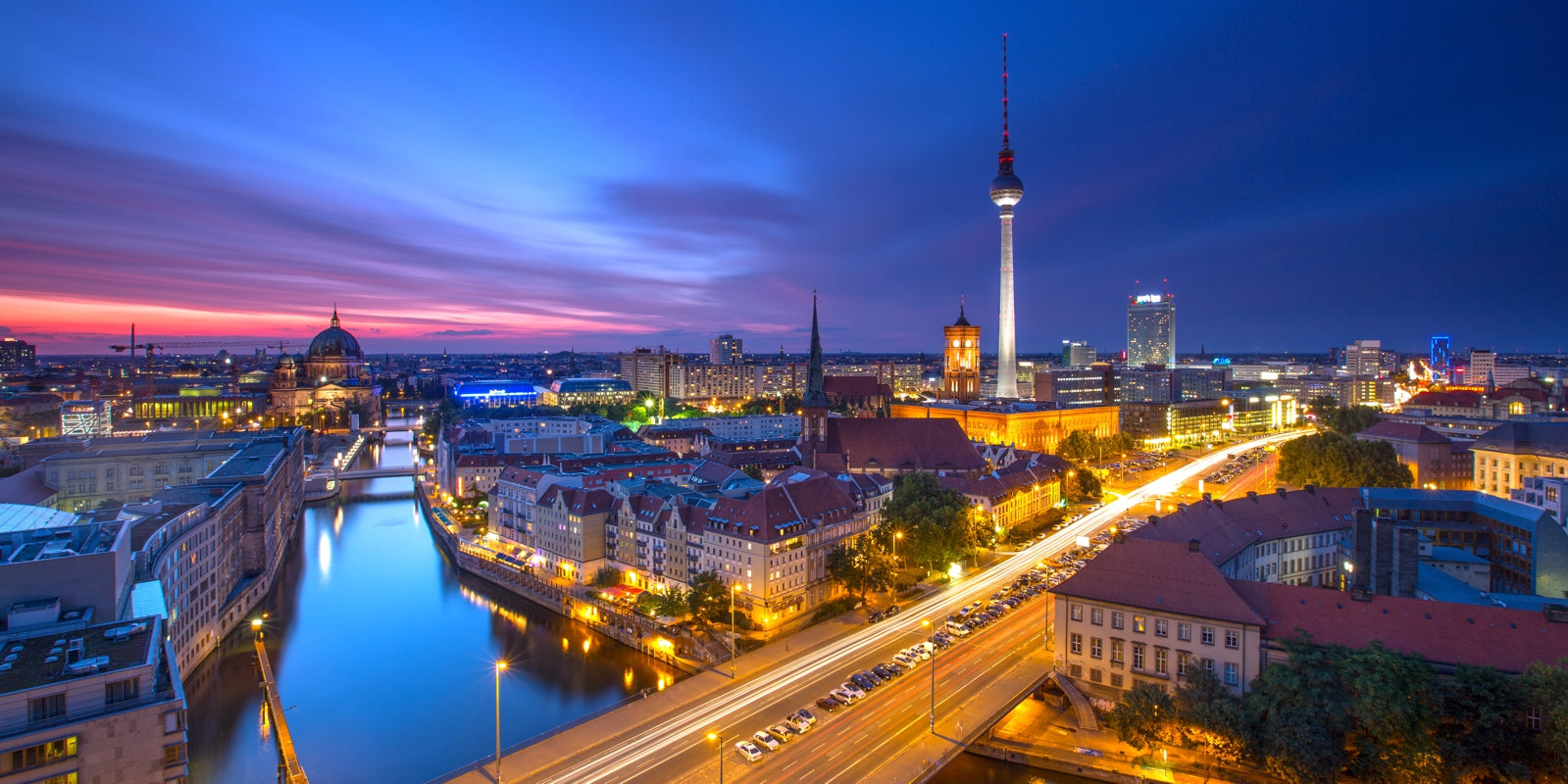 tap0499-1000x500-vlies-tapete-fototapete-berlin-spree-fernsehturm-nacht