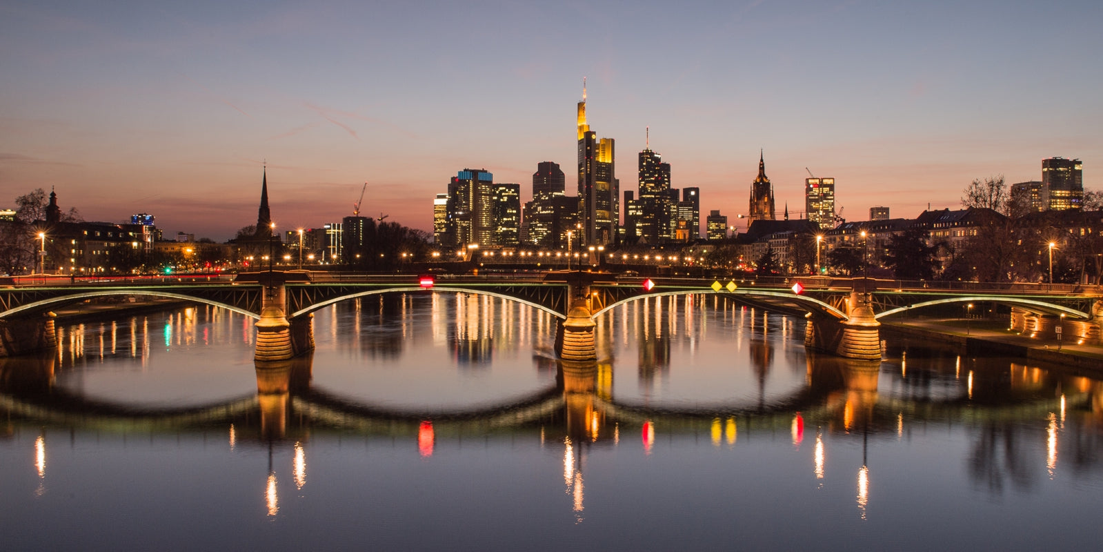 tap0504-1000x500-vlies-tapete-fototapete-skyline-frankfurt-nacht