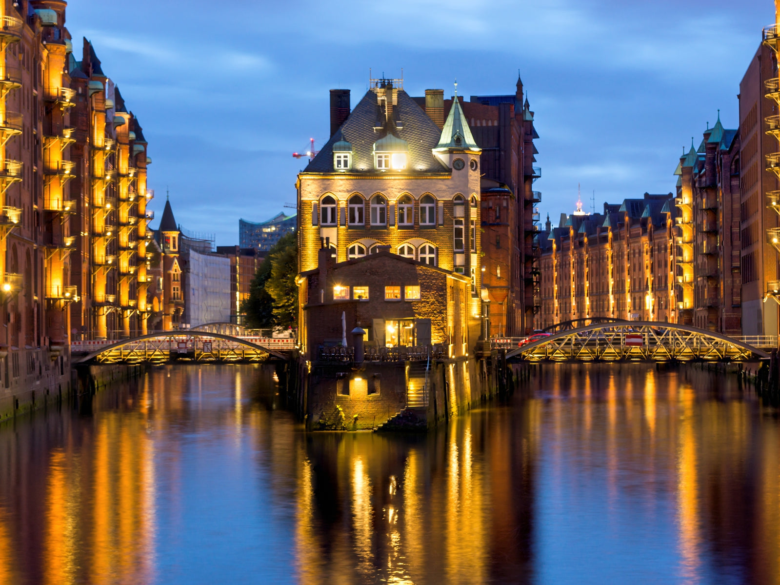 tap0506-1000x750-vlies-tapete-fototapete-hamburg-speicherstadt