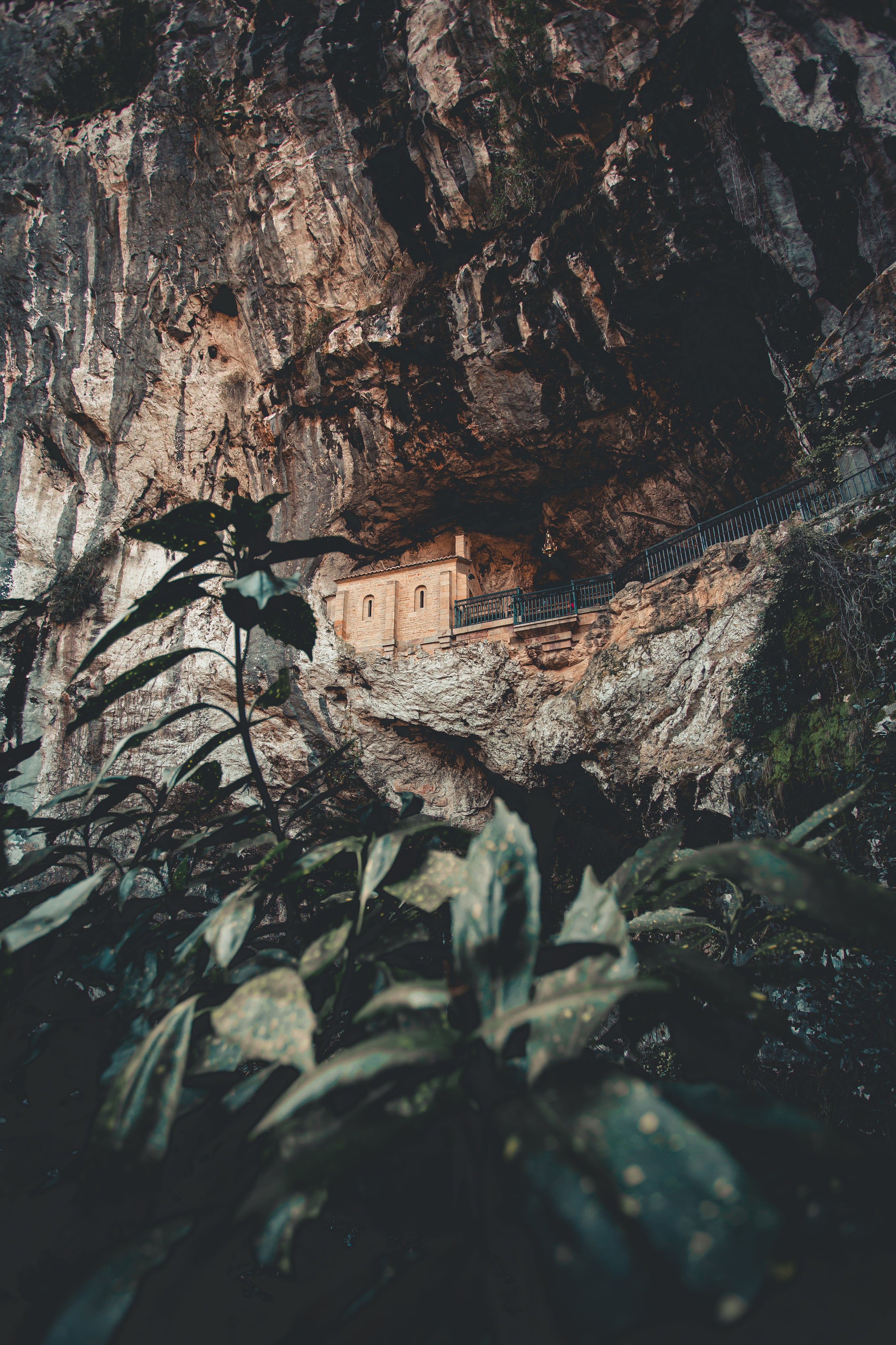 files/temple-nestled-in-the-mountain.jpg